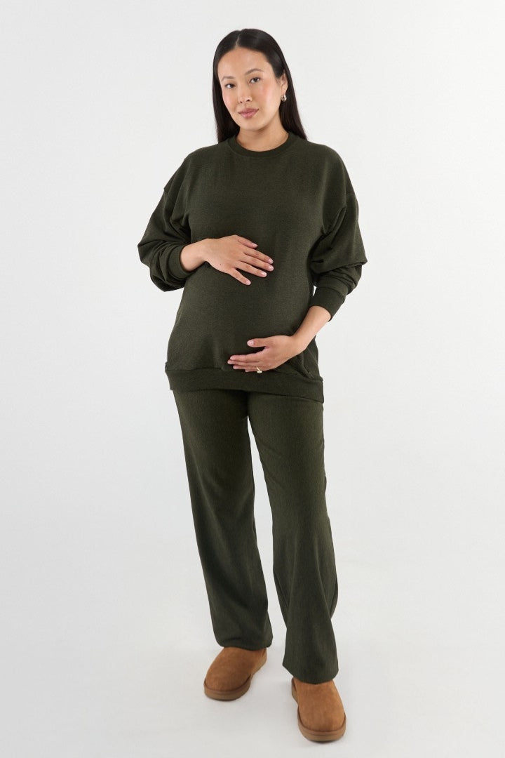 Made from our Cozy Fleece, an ultra-soft bamboo-cotton blend with a brushed interior, this pullover delivers warmth without bulk. Ribbed side panels provide extra stretch and ease, adapting comfortably through all stages of pregnancy and postpartum