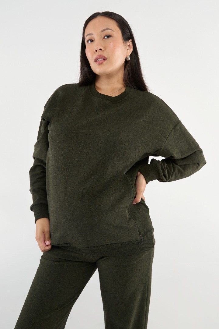 Made from our Cozy Fleece, an ultra-soft bamboo-cotton blend with a brushed interior, this pullover delivers warmth without bulk. Ribbed side panels provide extra stretch and ease, adapting comfortably through all stages of pregnancy and postpartum