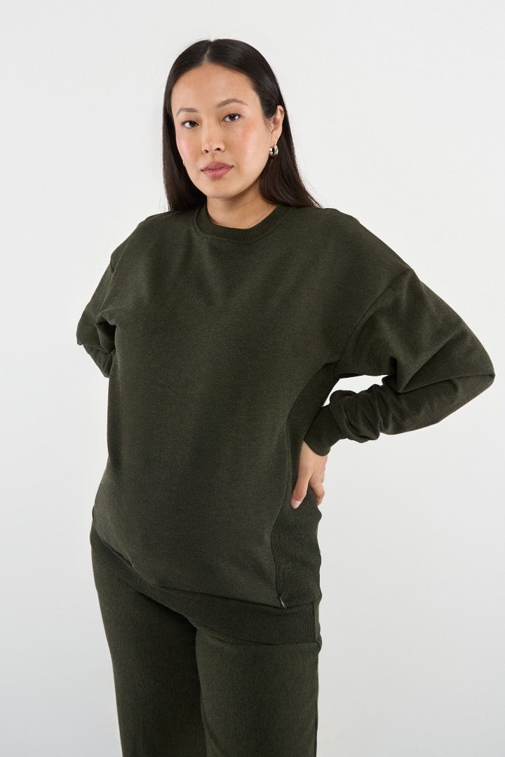 Made from our Cozy Fleece, an ultra-soft bamboo-cotton blend with a brushed interior, this pullover delivers warmth without bulk. Ribbed side panels provide extra stretch and ease, adapting comfortably through all stages of pregnancy and postpartum