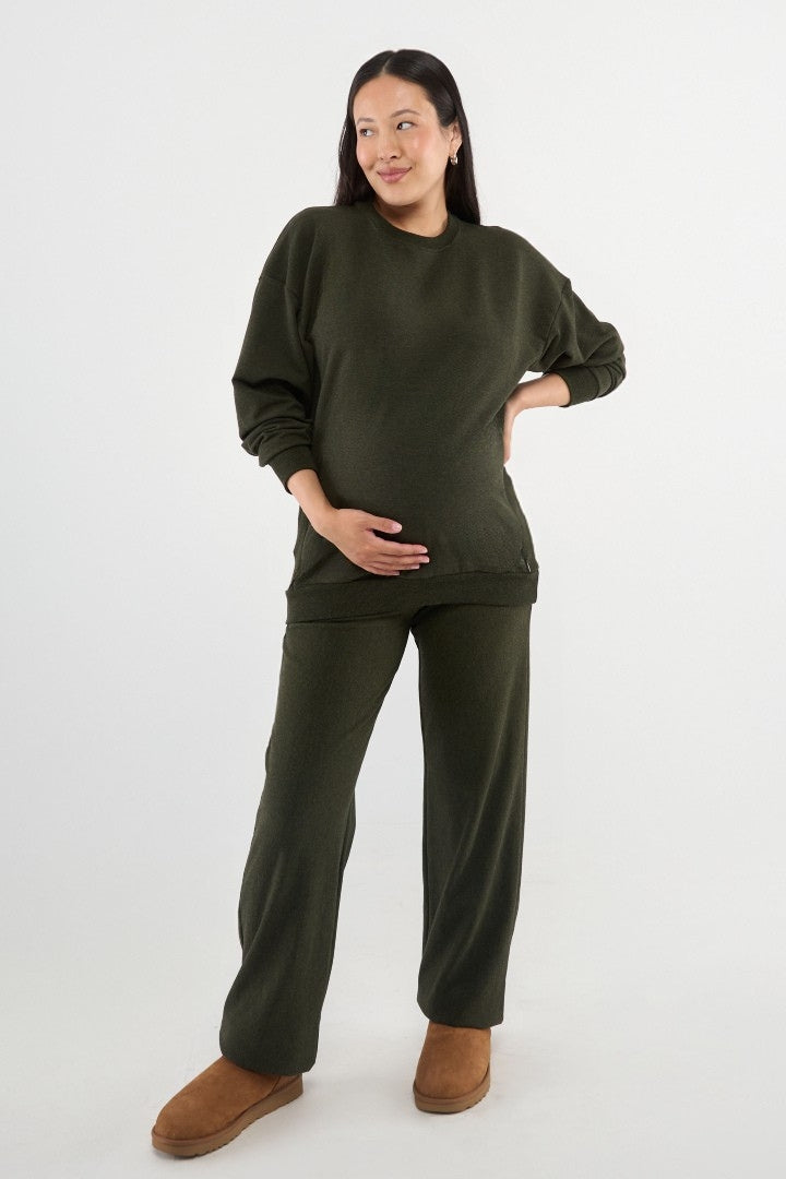 Made from our Cozy Fleece, an ultra-soft bamboo-cotton blend with a brushed interior, this pullover delivers warmth without bulk. Ribbed side panels provide extra stretch and ease, adapting comfortably through all stages of pregnancy and postpartum