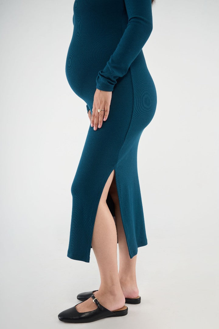 Embrace your curves with the Scarlett Rib Maxi Dress. Crafted from our ultra-soft baby rib fabric, this dress provides impressive stretch and retention. The bodycon fit gracefully hugs your bump, and the side slit allows for easy movement.