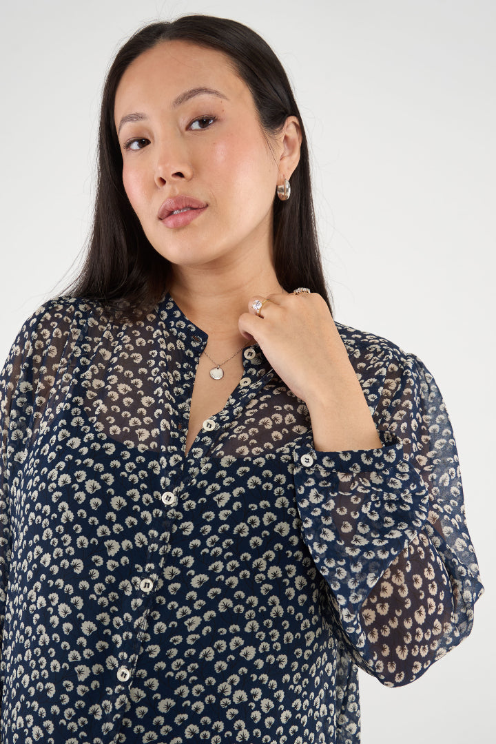 Our new favourite maternity top for now (and beyond)! Designed with feminine gathers at the shoulder and crafted from lightweight chiffon, creating an airy silhouette.
