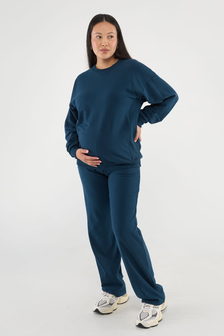 Made from our Cozy Fleece, an ultra-soft bamboo-cotton blend with a brushed interior, this pullover delivers warmth without bulk. Ribbed side panels provide extra stretch and ease, adapting comfortably through all stages of pregnancy and postpartum.