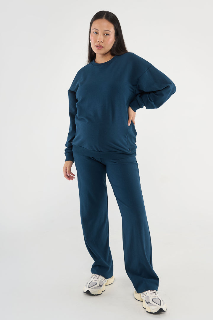 Made from our Cozy Fleece, an ultra-soft bamboo-cotton blend with a brushed interior, this pullover delivers warmth without bulk. Ribbed side panels provide extra stretch and ease, adapting comfortably through all stages of pregnancy and postpartum.