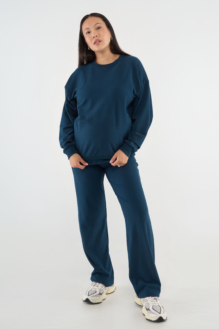 Made from our Cozy Fleece, an ultra-soft bamboo-cotton blend with a brushed interior, this pullover delivers warmth without bulk. Ribbed side panels provide extra stretch and ease, adapting comfortably through all stages of pregnancy and postpartum.