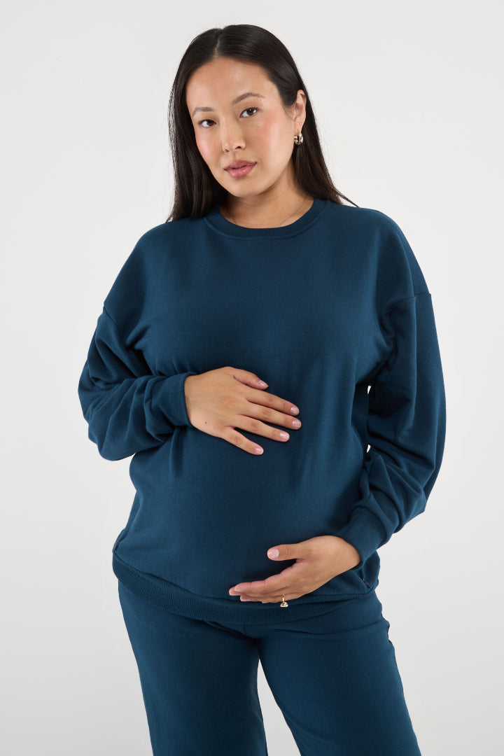 Made from our Cozy Fleece, an ultra-soft bamboo-cotton blend with a brushed interior, this pullover delivers warmth without bulk. Ribbed side panels provide extra stretch and ease, adapting comfortably through all stages of pregnancy and postpartum.