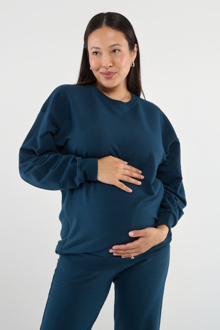 Made from our Cozy Fleece, an ultra-soft bamboo-cotton blend with a brushed interior, this pullover delivers warmth without bulk. Ribbed side panels provide extra stretch and ease, adapting comfortably through all stages of pregnancy and postpartum.