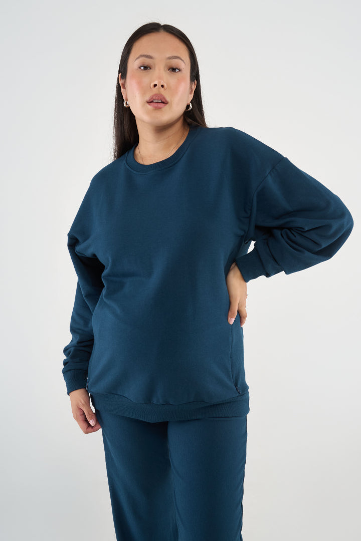 Made from our Cozy Fleece, an ultra-soft bamboo-cotton blend with a brushed interior, this pullover delivers warmth without bulk. Ribbed side panels provide extra stretch and ease, adapting comfortably through all stages of pregnancy and postpartum.