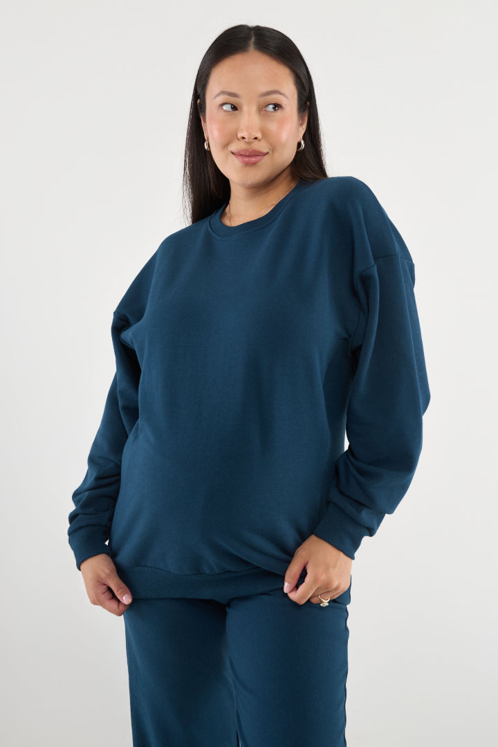 Made from our Cozy Fleece, an ultra-soft bamboo-cotton blend with a brushed interior, this pullover delivers warmth without bulk. Ribbed side panels provide extra stretch and ease, adapting comfortably through all stages of pregnancy and postpartum.