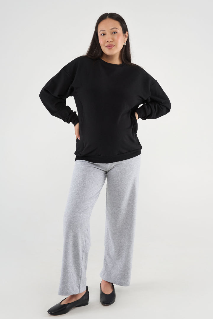 Made from our Cozy Fleece, an ultra-soft bamboo-cotton blend with a brushed interior, this pullover delivers warmth without bulk. Ribbed side panels provide extra stretch and ease, adapting comfortably through all stages of pregnancy and postpartum.