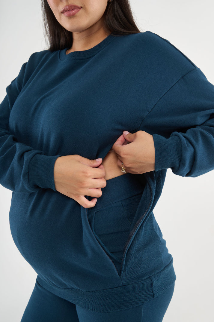 Made from our Cozy Fleece, an ultra-soft bamboo-cotton blend with a brushed interior, this pullover delivers warmth without bulk. Ribbed side panels provide extra stretch and ease, adapting comfortably through all stages of pregnancy and postpartum.
