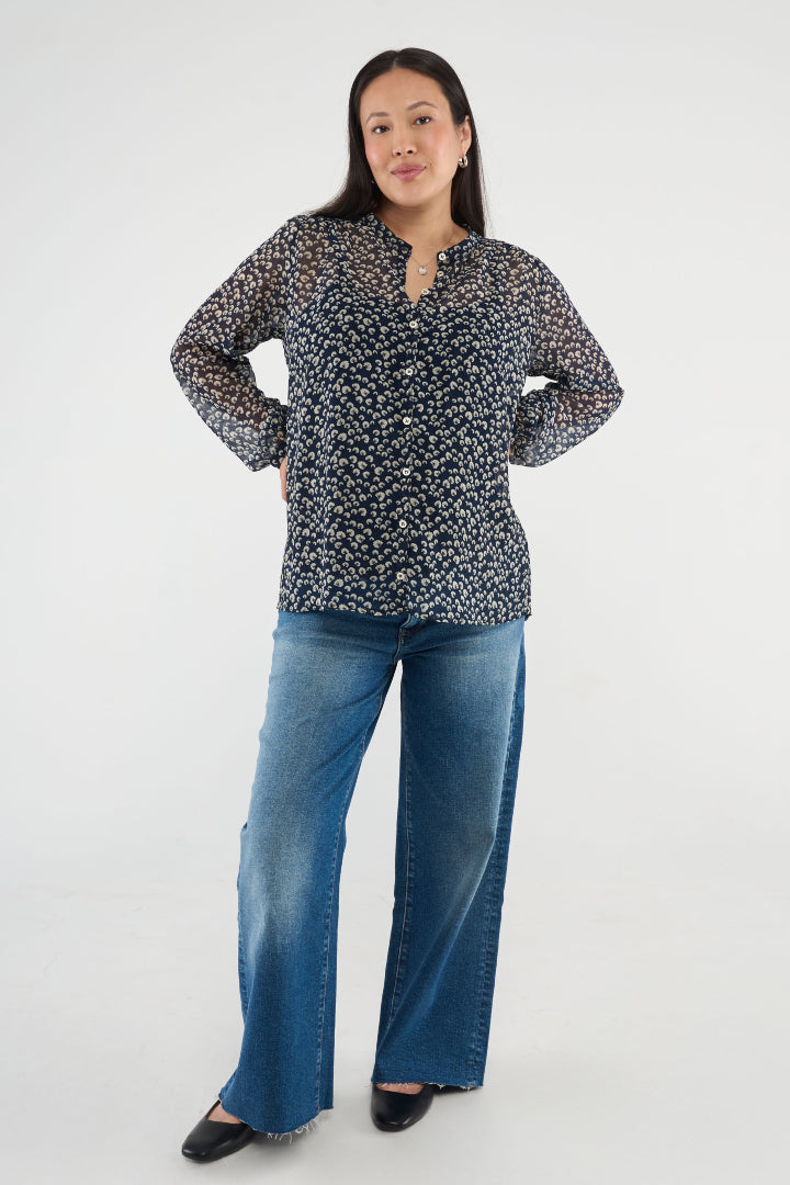 Our new favourite maternity top for now (and beyond)! Designed with feminine gathers at the shoulder and crafted from lightweight chiffon, creating an airy silhouette.