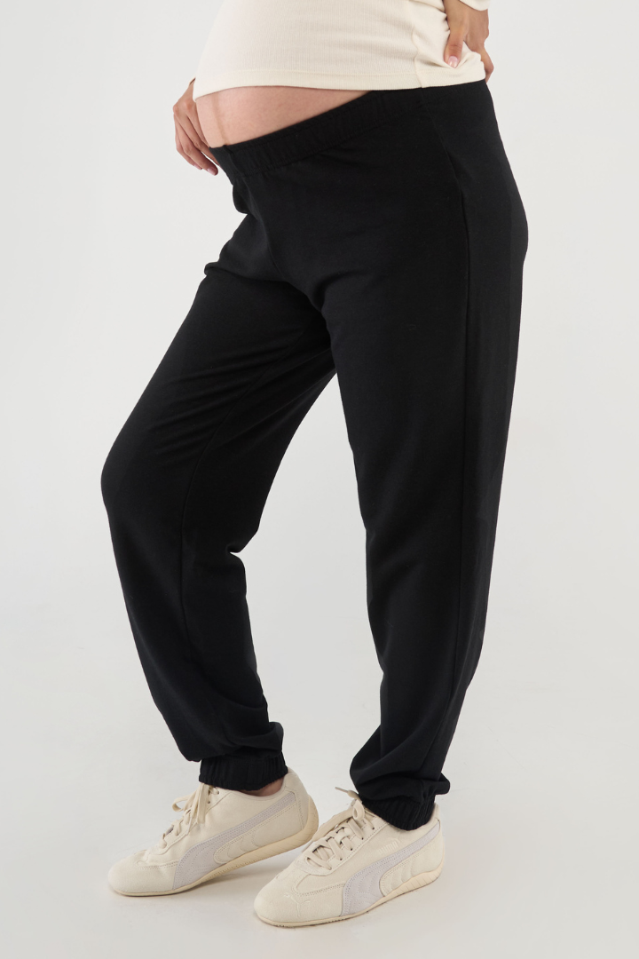 Made from soft, breathable Lyocell fabric, the Everyday Sweatpant sits comfortably below the bump with an elastic waist and ankle cuffs for a secure fit without pressure. The relaxed leg and single back pocket add casual style, while the low-rise design sits comfortably under growing bellies for all-day ease.