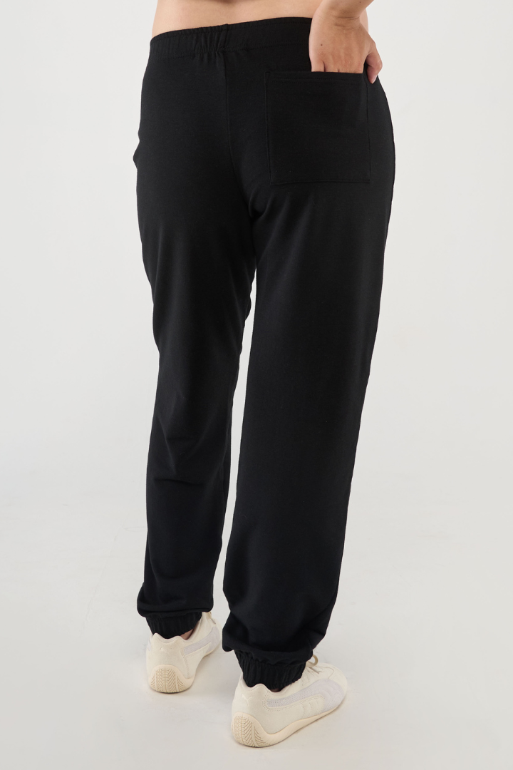 Made from soft, breathable Lyocell fabric, the Everyday Sweatpant sits comfortably below the bump with an elastic waist and ankle cuffs for a secure fit without pressure. The relaxed leg and single back pocket add casual style, while the low-rise design sits comfortably under growing bellies for all-day ease.