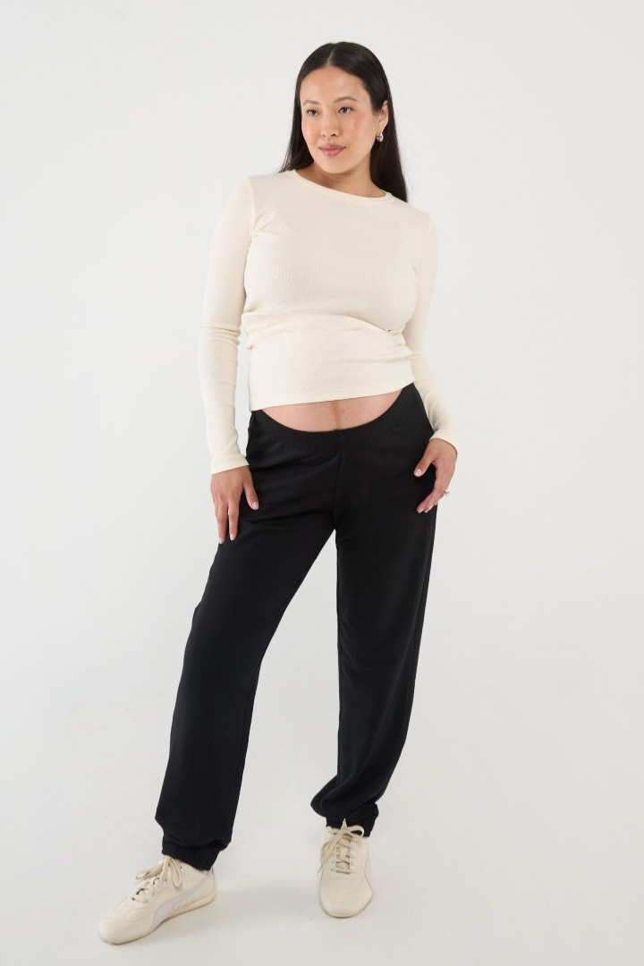 Made from soft, breathable Lyocell fabric, the Everyday Sweatpant sits comfortably below the bump with an elastic waist and ankle cuffs for a secure fit without pressure. The relaxed leg and single back pocket add casual style, while the low-rise design sits comfortably under growing bellies for all-day ease.