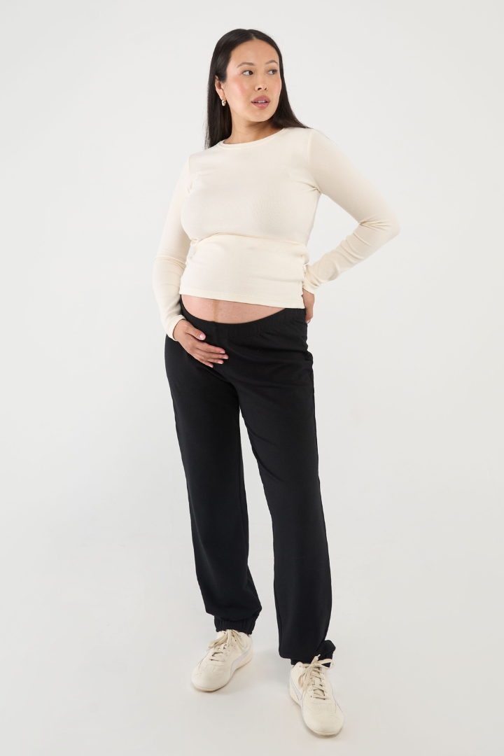 Made from soft, breathable Lyocell fabric, the Everyday Sweatpant sits comfortably below the bump with an elastic waist and ankle cuffs for a secure fit without pressure. The relaxed leg and single back pocket add casual style, while the low-rise design sits comfortably under growing bellies for all-day ease.