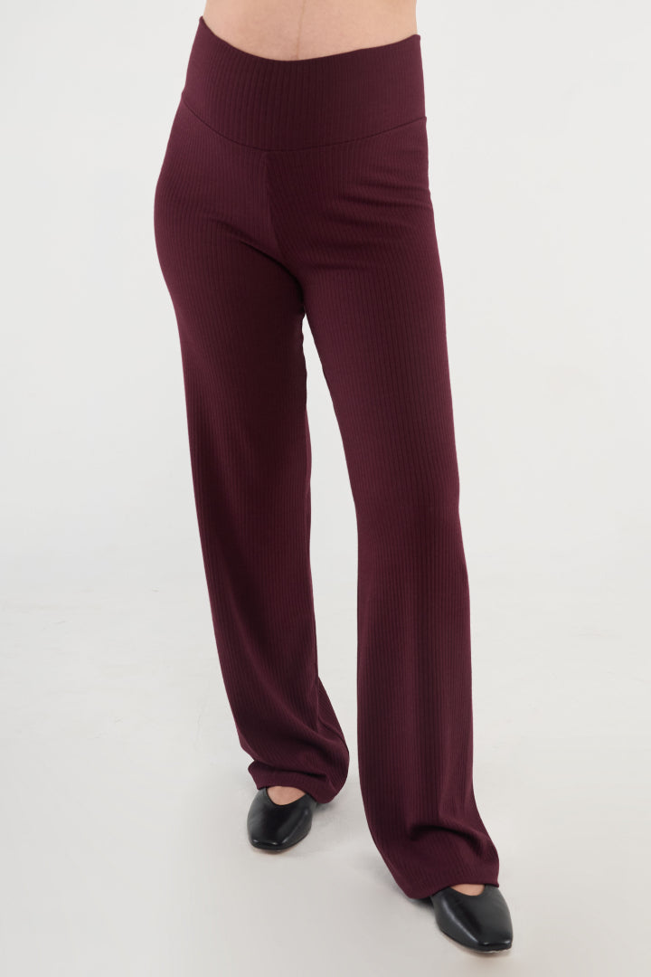 An elevated take on a jersey pant that you’ll wear everywhere. Made in our soft yet structured rib knit, with a high rise waist and full-length straight leg. Your new go-to pant for pregnancy and beyond.