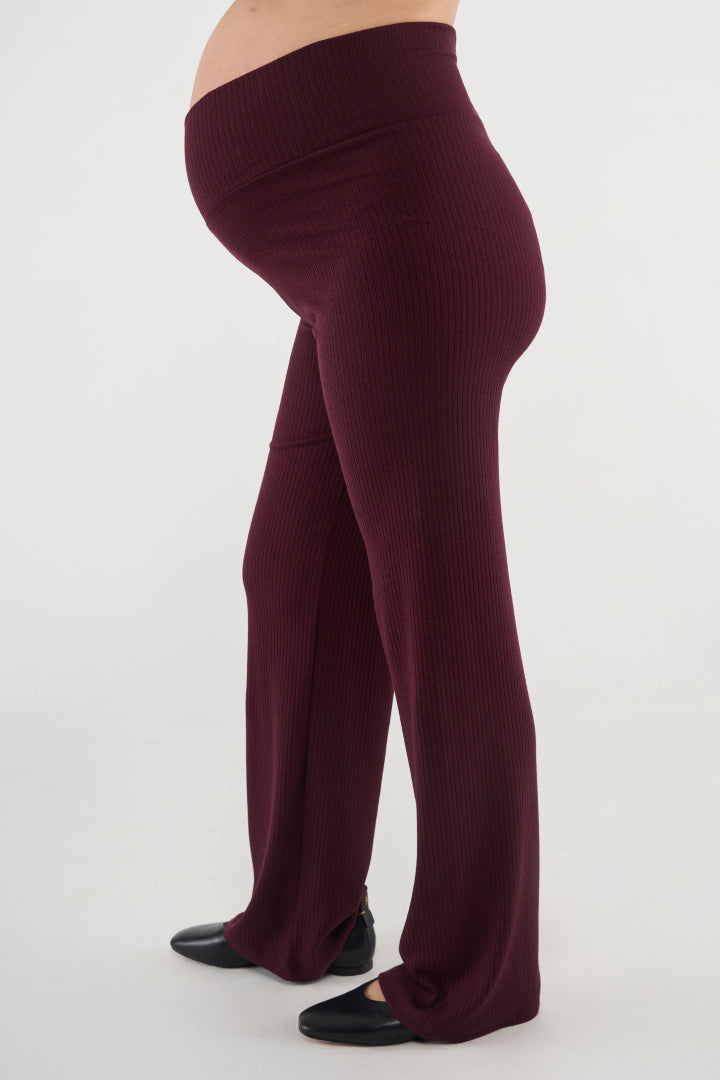 An elevated take on a jersey pant that you’ll wear everywhere. Made in our soft yet structured rib knit, with a high rise waist and full-length straight leg. Your new go-to pant for pregnancy and beyond.