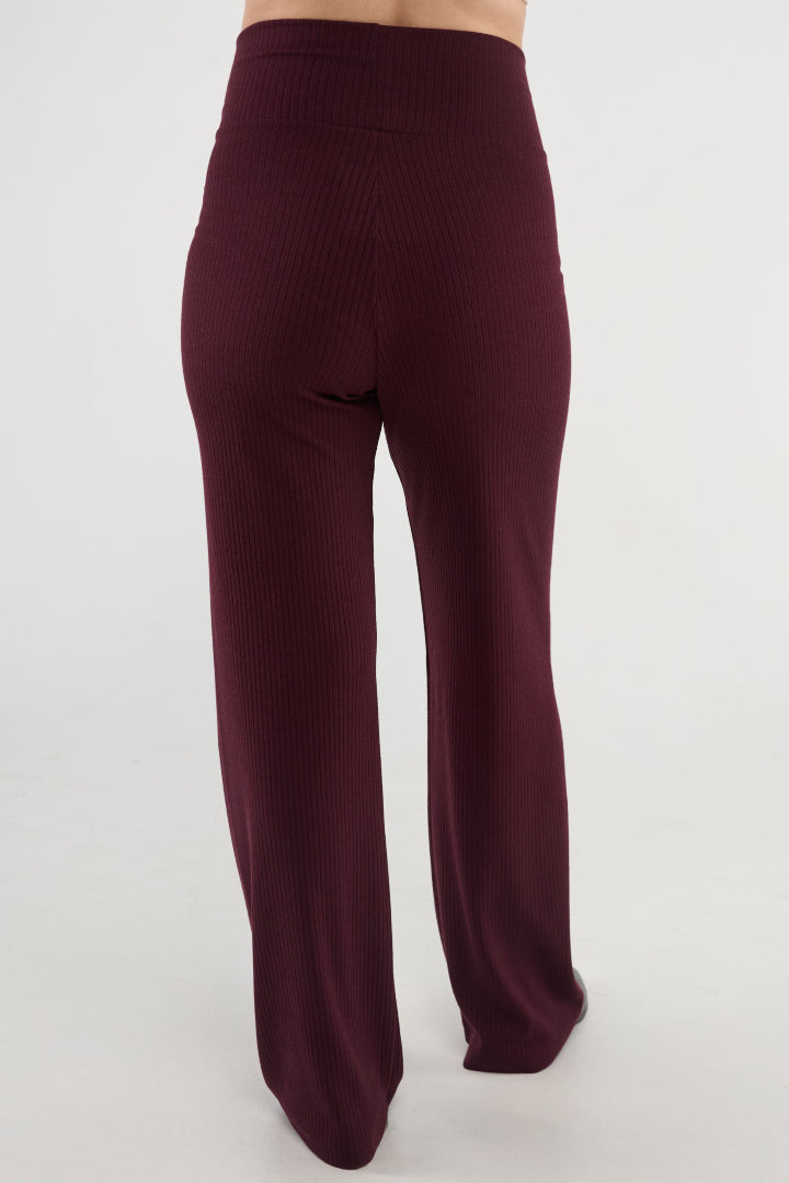 An elevated take on a jersey pant that you’ll wear everywhere. Made in our soft yet structured rib knit, with a high rise waist and full-length straight leg. Your new go-to pant for pregnancy and beyond.