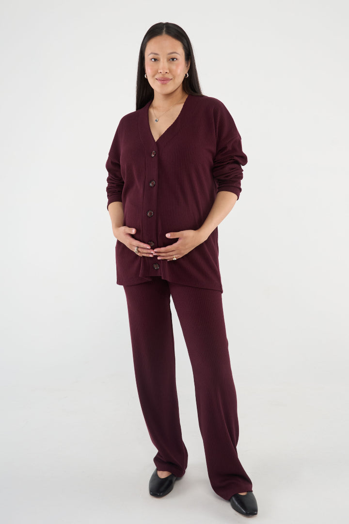 An elevated take on a jersey pant that you’ll wear everywhere. Made in our soft yet structured rib knit, with a high rise waist and full-length straight leg. Your new go-to pant for pregnancy and beyond.