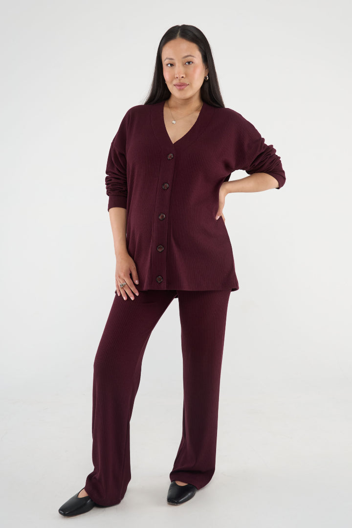 An elevated take on a jersey pant that you’ll wear everywhere. Made in our soft yet structured rib knit, with a high rise waist and full-length straight leg. Your new go-to pant for pregnancy and beyond.