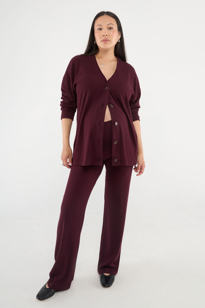 An elevated take on a jersey pant that you’ll wear everywhere. Made in our soft yet structured rib knit, with a high rise waist and full-length straight leg. Your new go-to pant for pregnancy and beyond.