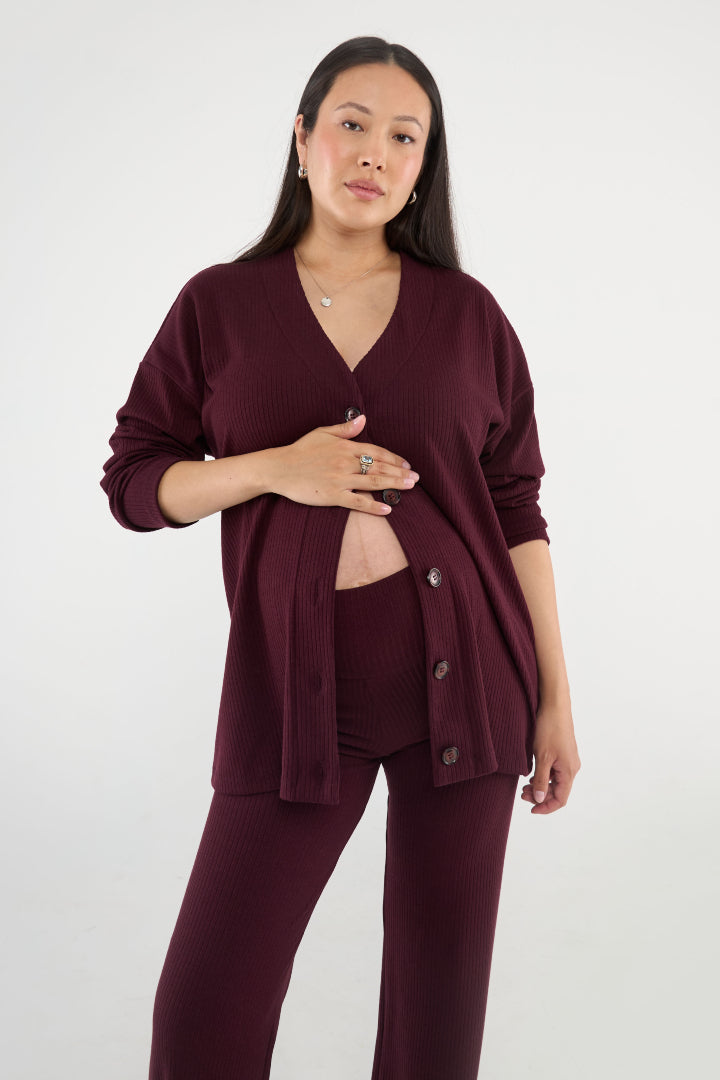 An elevated take on a jersey pant that you’ll wear everywhere. Made in our soft yet structured rib knit, with a high rise waist and full-length straight leg. Your new go-to pant for pregnancy and beyond.