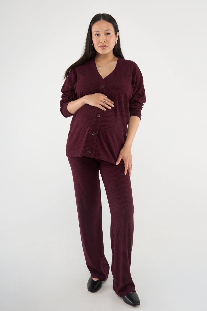 An elevated take on a jersey pant that you’ll wear everywhere. Made in our soft yet structured rib knit, with a high rise waist and full-length straight leg. Your new go-to pant for pregnancy and beyond.