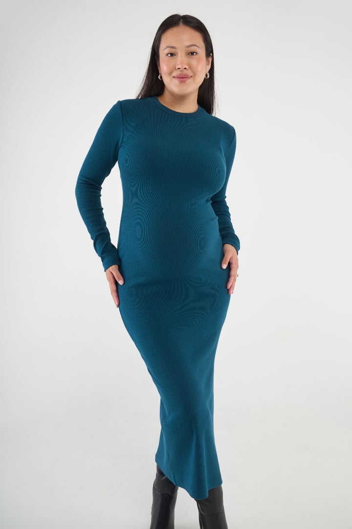 Embrace your curves with the Scarlett Rib Maxi Dress. Crafted from our ultra-soft baby rib fabric, this dress provides impressive stretch and retention. The bodycon fit gracefully hugs your bump, and the side slit allows for easy movement.