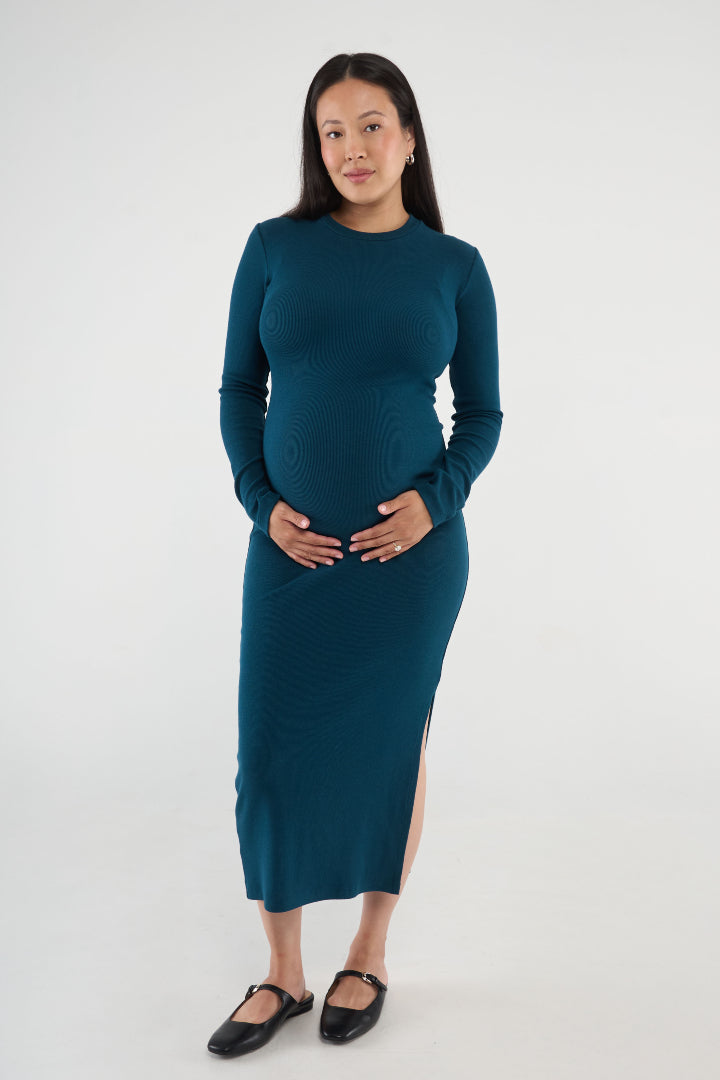 Embrace your curves with the Scarlett Rib Maxi Dress. Crafted from our ultra-soft baby rib fabric, this dress provides impressive stretch and retention. The bodycon fit gracefully hugs your bump, and the side slit allows for easy movement.