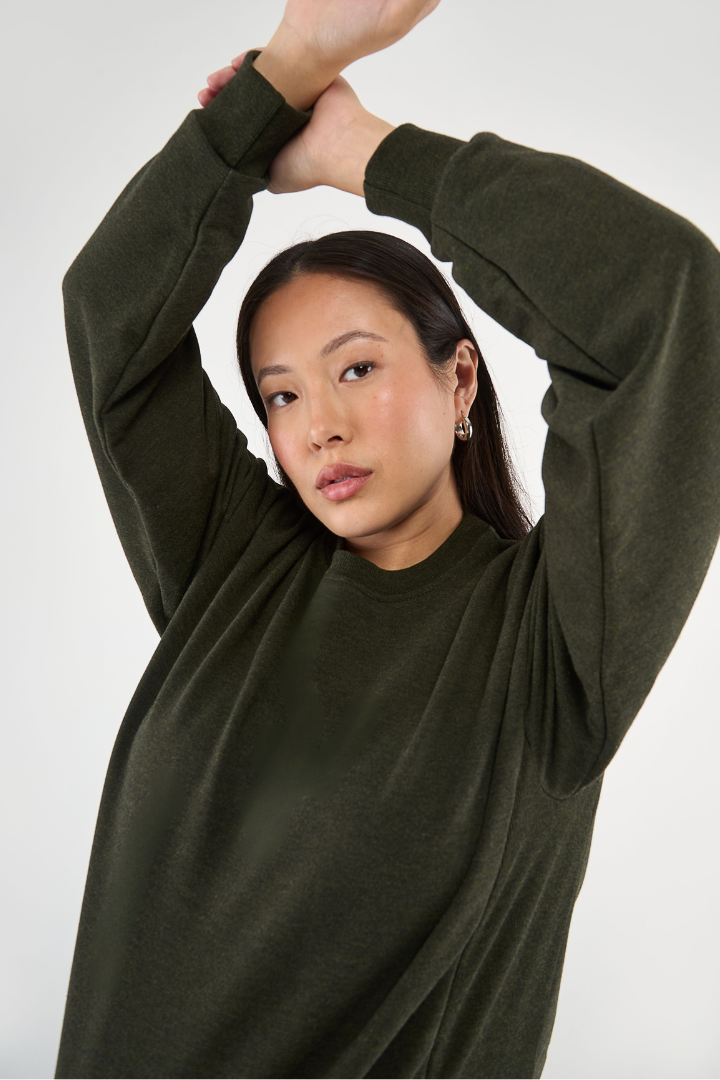 Made from our Cozy Fleece, an ultra-soft bamboo-cotton blend with a brushed interior, this pullover delivers warmth without bulk. Ribbed side panels provide extra stretch and ease, adapting comfortably through all stages of pregnancy and postpartum