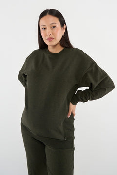 Made from our Cozy Fleece, an ultra-soft bamboo-cotton blend with a brushed interior, this pullover delivers warmth without bulk. Ribbed side panels provide extra stretch and ease, adapting comfortably through all stages of pregnancy and postpartum
