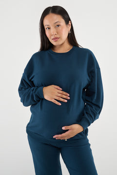Made from our Cozy Fleece, an ultra-soft bamboo-cotton blend with a brushed interior, this pullover delivers warmth without bulk. Ribbed side panels provide extra stretch and ease, adapting comfortably through all stages of pregnancy and postpartum.