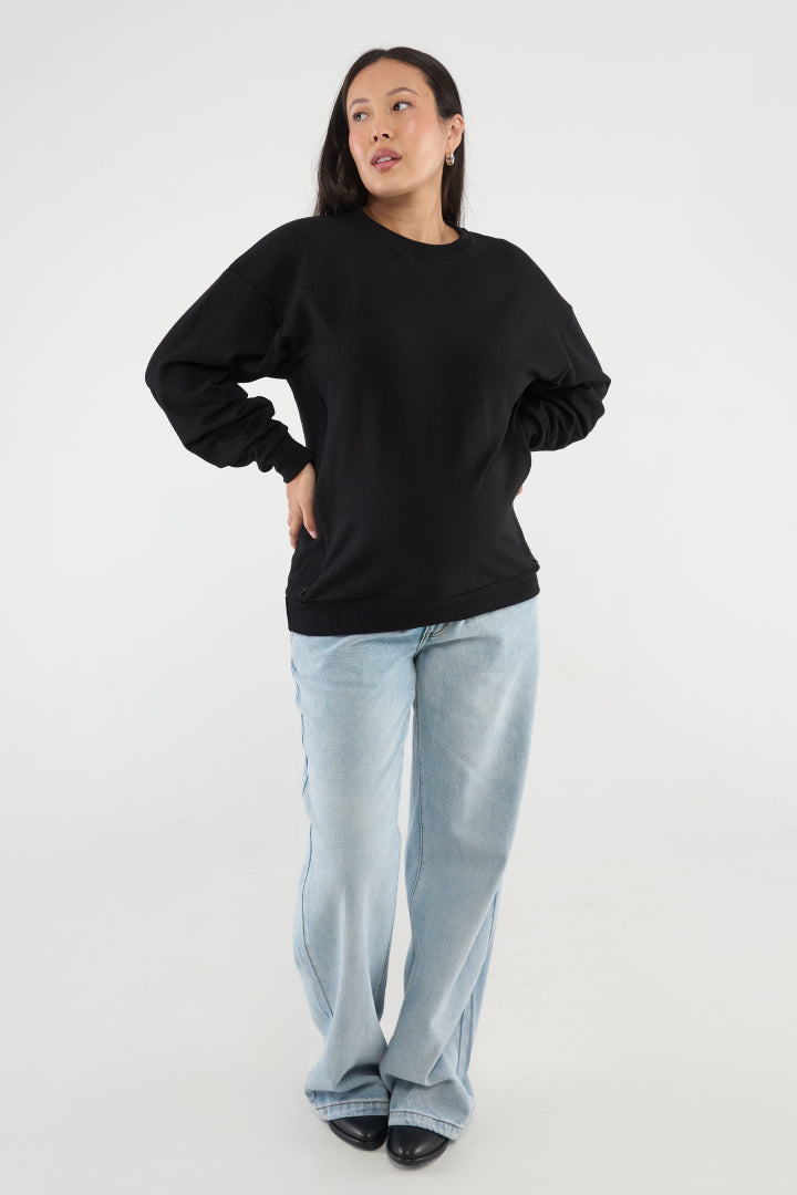 Made from our Cozy Fleece, an ultra-soft bamboo-cotton blend with a brushed interior, this pullover delivers warmth without bulk. Ribbed side panels provide extra stretch and ease, adapting comfortably through all stages of pregnancy and postpartum.