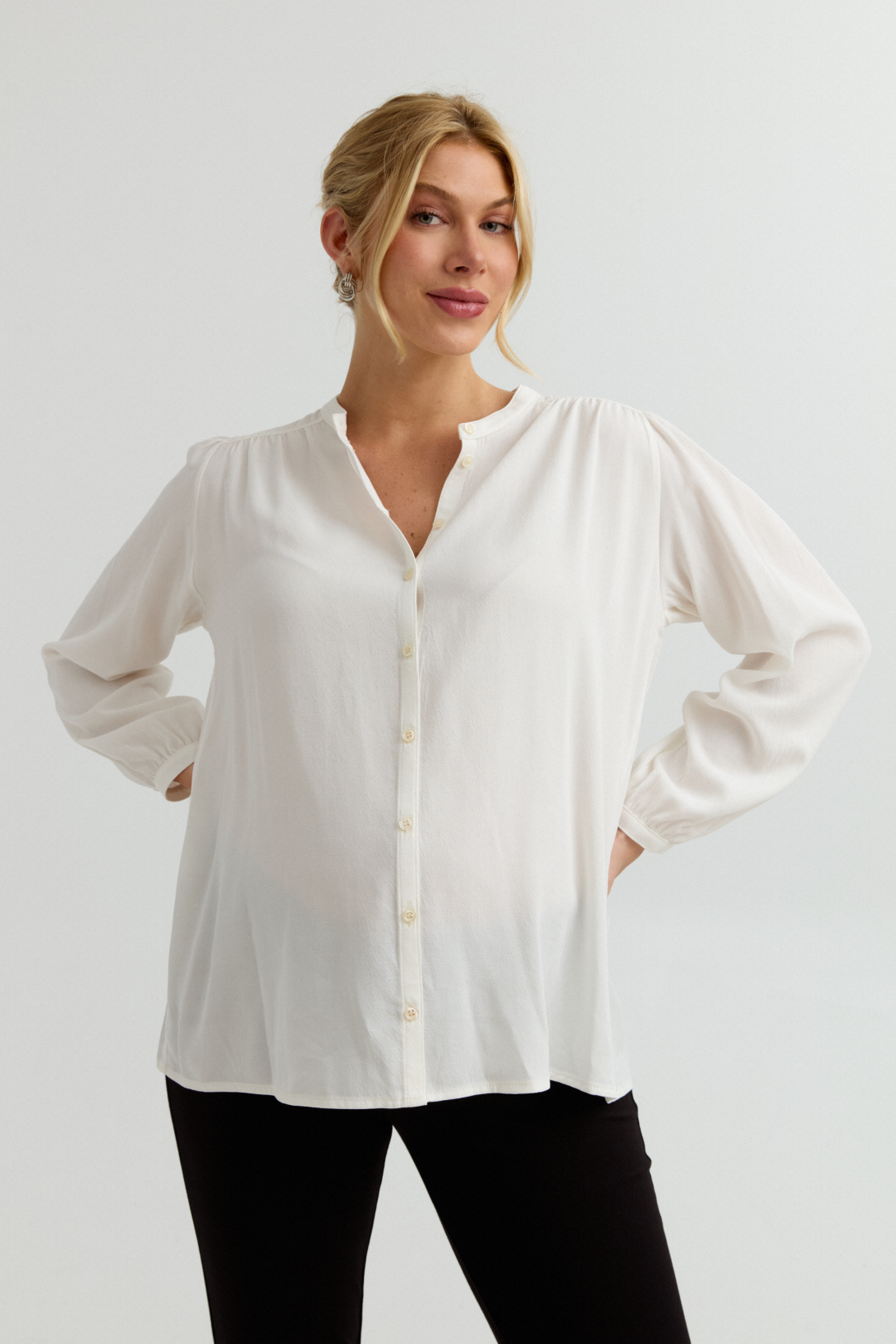 Eden Feminine Button-Up Maternity Shirt (Ivory) | CARRY