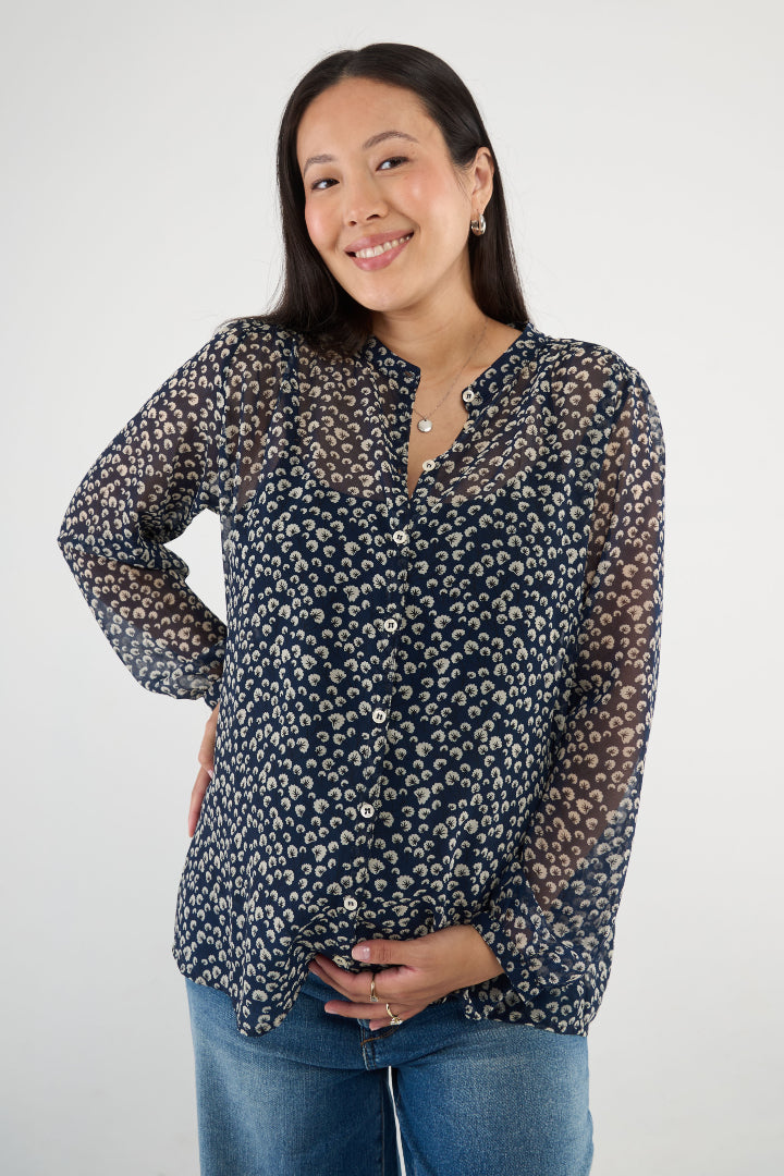 Our new favourite maternity top for now (and beyond)! Designed with feminine gathers at the shoulder and crafted from lightweight chiffon, creating an airy silhouette.