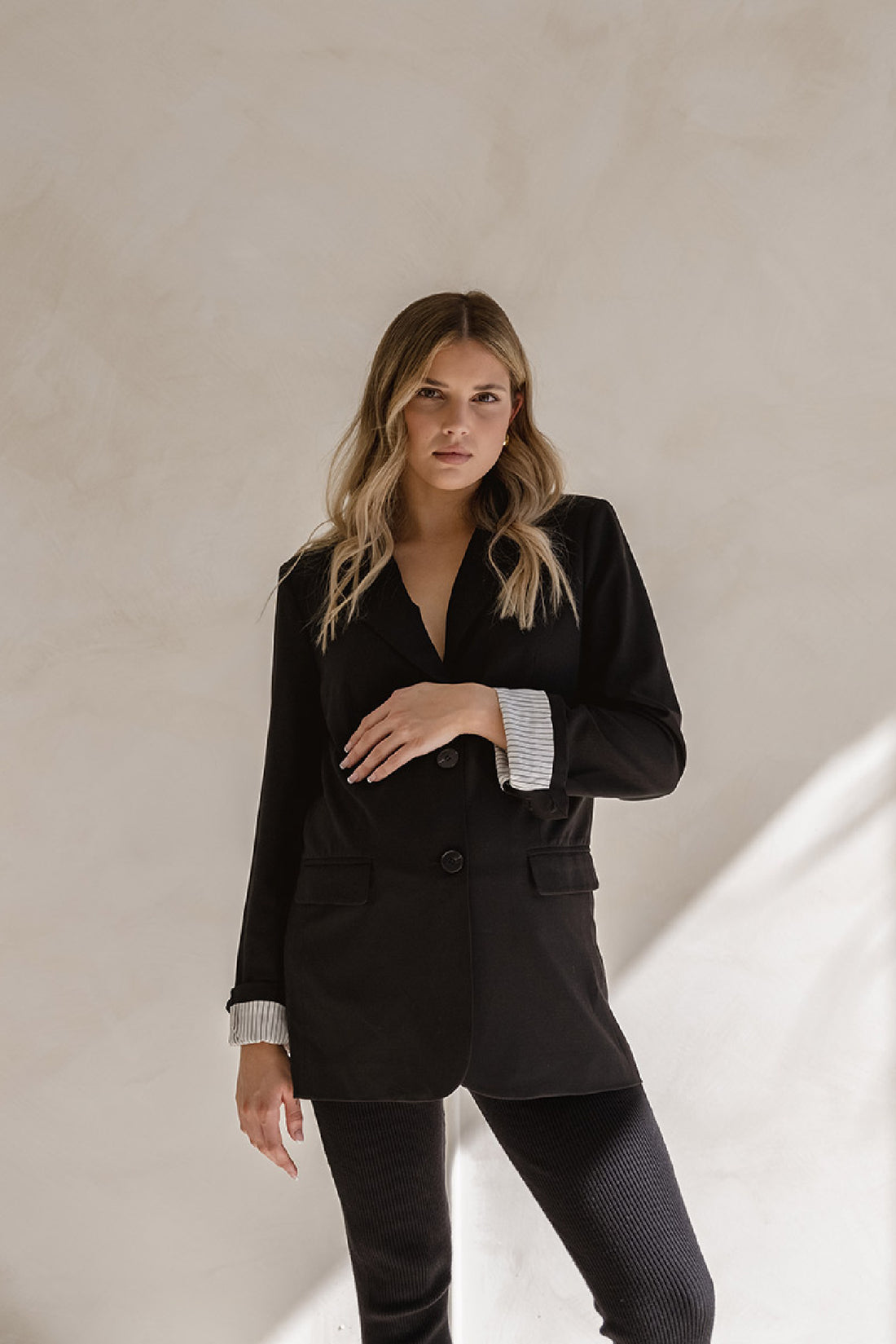 Relaxed Boyfriend Maternity Blazer (Black) | Legoe Heritage