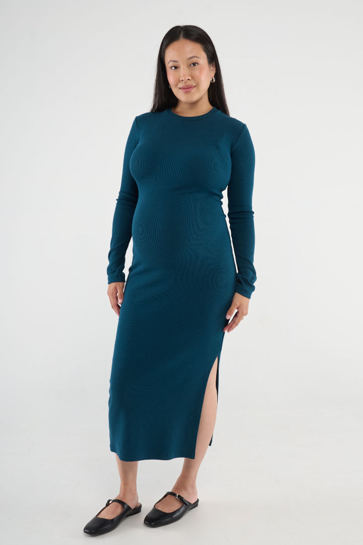 Embrace your curves with the Scarlett Rib Maxi Dress. Crafted from our ultra-soft baby rib fabric, this dress provides impressive stretch and retention. The bodycon fit gracefully hugs your bump, and the side slit allows for easy movement.
